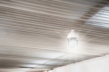 CCTV havaalanında astı.