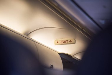 Uçağın acil çıkış işareti.
