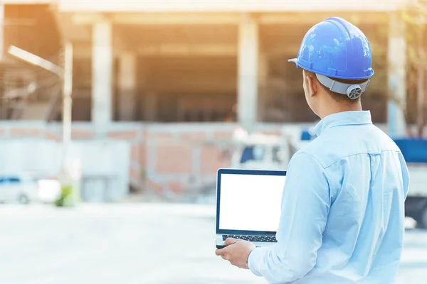 Asiatiska Man Civilingenjör Håller Tom Vit Skärm Laptop Contruction Webbplats — Stockfoto