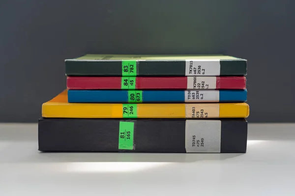 Libros Apilados Sobre Mesa Biblioteca Universidad Enfoque Selectivo — Foto de Stock