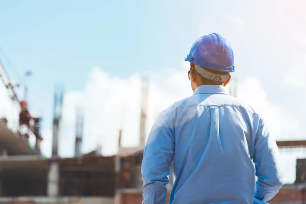 Ein Asiatischer Bauingenieur Mit Blauem Schutzhelm Überprüft Den Baufortschritt Auf — Stockfoto