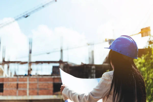 Asiatique Femme Architecte Portant Casque Sécurité Bleu Vérifier Les Progrès — Photo