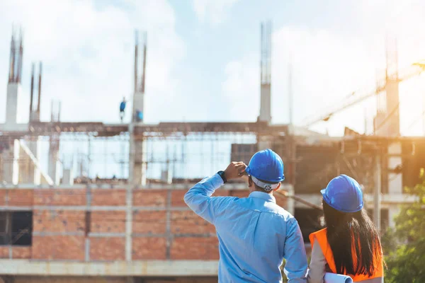 Asiático Homem Civil Engenheiro Mulher Arquiteto Vestindo Azul Capacete Segurança — Fotografia de Stock