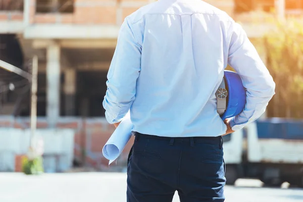 Ein Asiatischer Bauingenieur Mit Blauem Schutzhelm Überprüft Den Baufortschritt Auf — Stockfoto