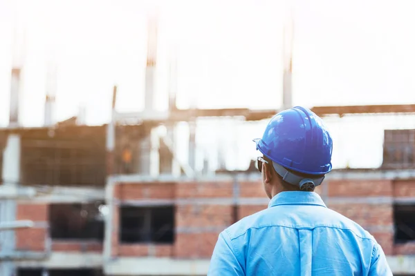 Hombre Asiático Ingeniero Civil Con Casco Seguridad Azul Comprobar Progreso —  Fotos de Stock