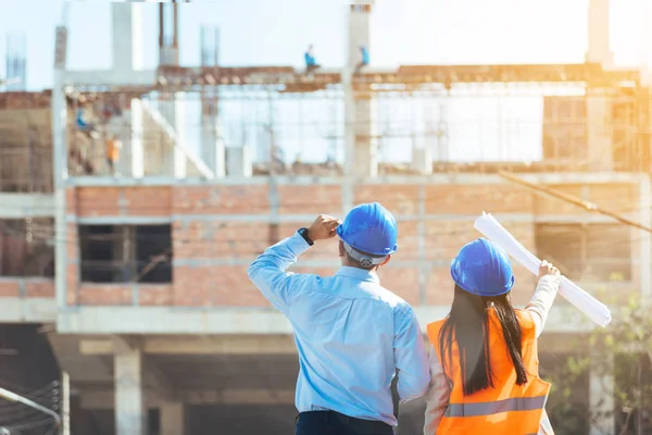 Asiático Homem Civil Engenheiro Mulher Arquiteto Vestindo Azul Capacete Segurança — Fotografia de Stock