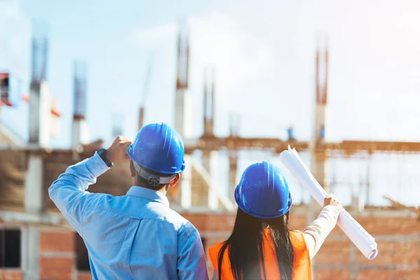 Hombre Asiático Ingeniero Civil Mujer Arquitecto Con Casco Seguridad Azul — Foto de Stock