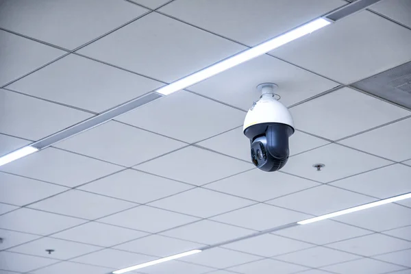 CCTV havaalanında astı.