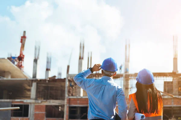 Asiatischer Bauingenieur Und Architektin Mit Blauem Schutzhelm Treffen Sich Auf — Stockfoto