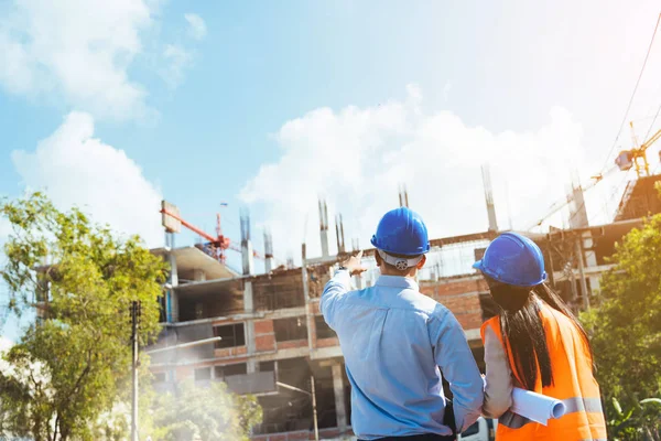 Asiatischer Bauingenieur Und Architektin Mit Blauem Schutzhelm Treffen Sich Auf — Stockfoto