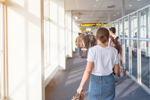 Asiatischer Passagier Läuft Flughafengebäude — Stockfoto