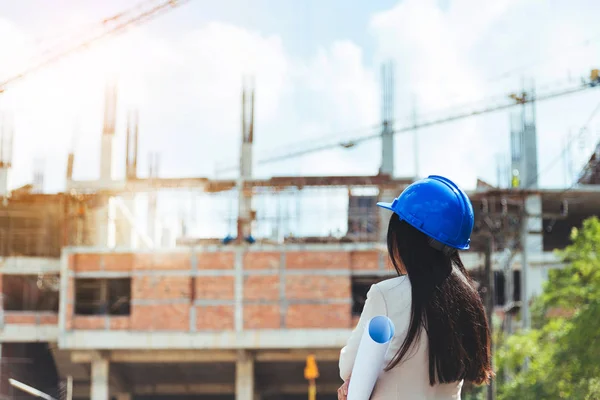 Asiático Mulher Arquiteto Vestindo Capacete Segurança Azul Verificando Progresso Trabalho — Fotografia de Stock
