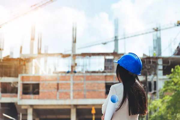 Asiatico Donna Architetto Indossare Blu Casco Sicurezza Controllo Lavoro Progresso — Foto Stock