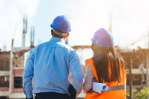 Asiatischer Bauingenieur Und Architektin Mit Blauem Schutzhelm Treffen Sich Auf — Stockfoto