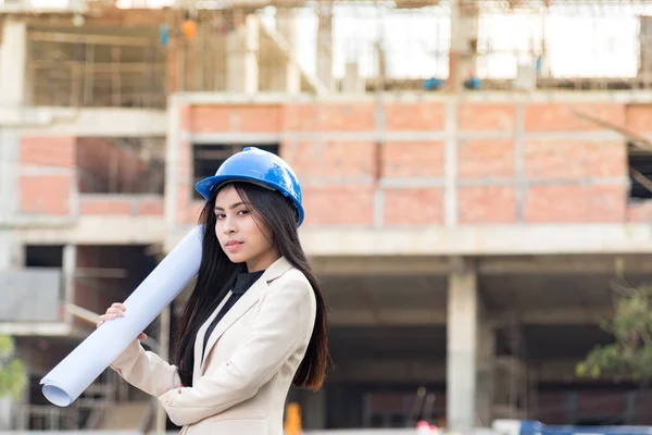 Asiatisk Kvinna Arkitekt Bär Blå Skyddshjälm Kontrollera Arbetande Framsteg Byggarbetsplats — Stockfoto