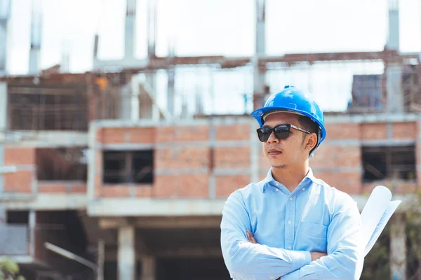 Engenheiro Civil Com Capacete Segurança Azul Óculos Sol Local Construção — Fotografia de Stock