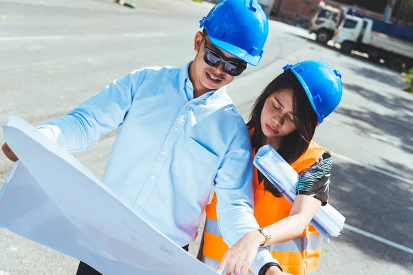 Aziatische Man Vrouw Ingenieur Met Blauwe Veiligheid Helm Ontmoeting Bouwplaats — Stockfoto