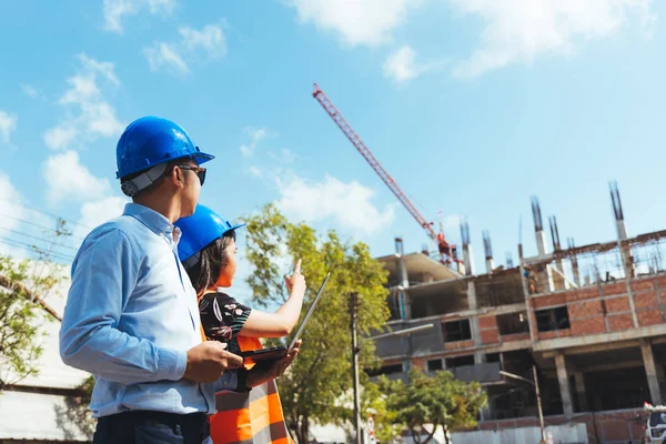 Aziatische Man Vrouw Ingenieur Met Blauwe Veiligheid Helm Ontmoeting Bouwplaats — Stockfoto