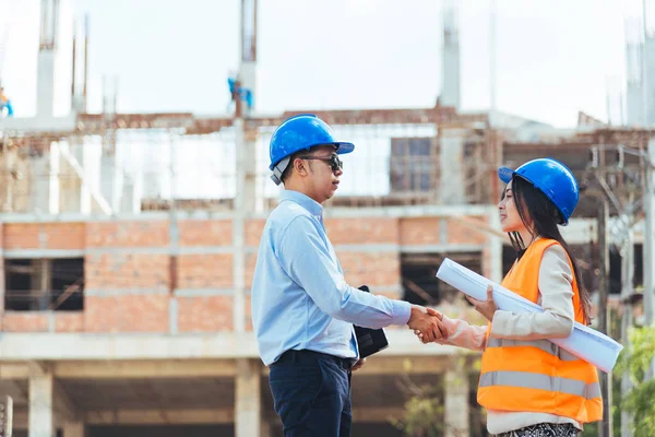 Närbild Asiatiska Man Civilingenjör Hålla Laptop Och Asiatisk Kvinna Arkitekt — Stockfoto