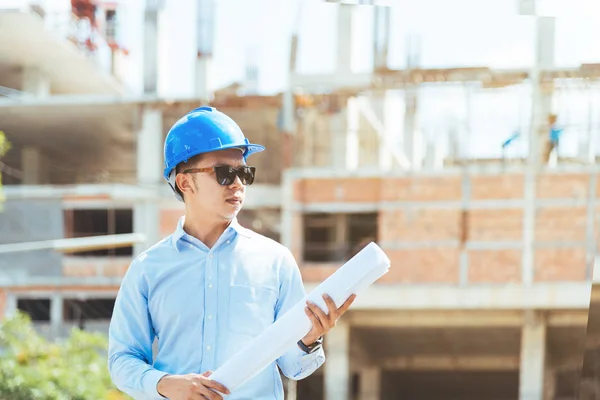 Civli Ingenieur Met Blauwe Veiligheidshelm Zonnebril Holding Blauwdruk Tekening Bouwplaats — Stockfoto