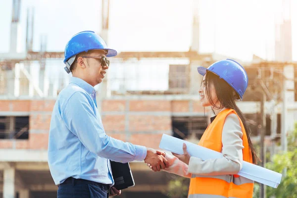 Närbild Asiatiska Man Civilingenjör Hålla Laptop Och Asiatisk Kvinna Arkitekt — Stockfoto