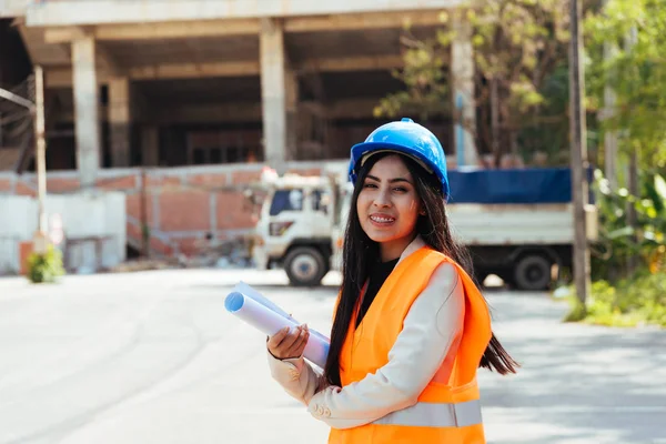 Asiatisk Kvinna Arkitekt Bär Blå Skyddshjälm Kontrollera Arbetande Framsteg Byggarbetsplats — Stockfoto