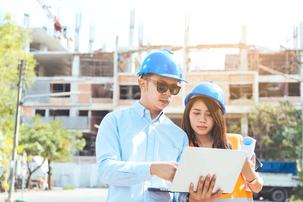 Aziatische Man Vrouw Ingenieur Met Blauwe Veiligheid Helm Ontmoeting Bouwplaats — Stockfoto