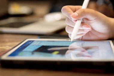 kısmi tablet kafede çalışan işkadını görünümünü