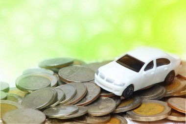 oyuncak araba ve sikke görünümünü yeşil zemin üzerine kapatın