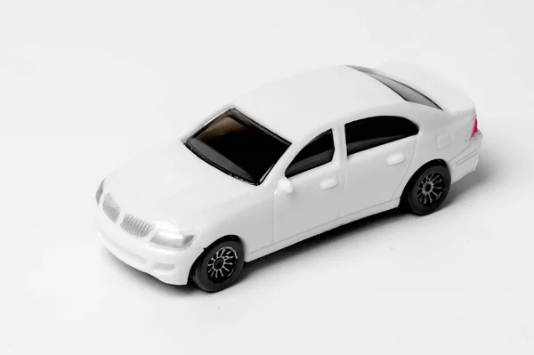Крупный План Белый Игрушечный Автомобиль Белом Фоне — стоковое фото