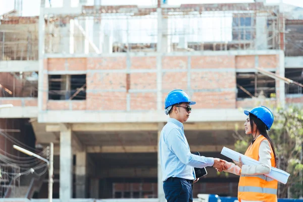 Arquitectos Asiáticos Estrechando Las Manos Mientras Están Pie Calle — Foto de Stock