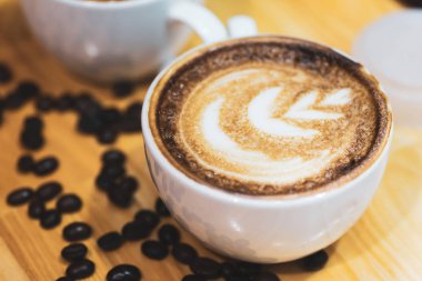 Seçici odak içinde sıcak kahve latte.