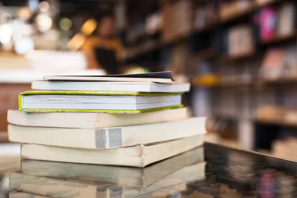 Libros Apilados Sobre Mesa Biblioteca — Foto de Stock