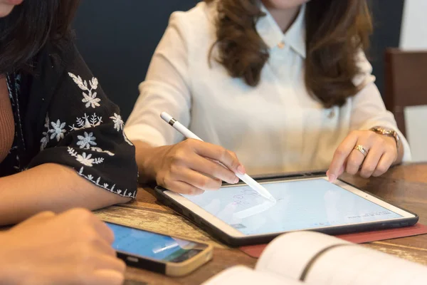 Närbild Asiatisk Kvinna Frilans Med Digital Tablett Och Smartphone För — Stockfoto