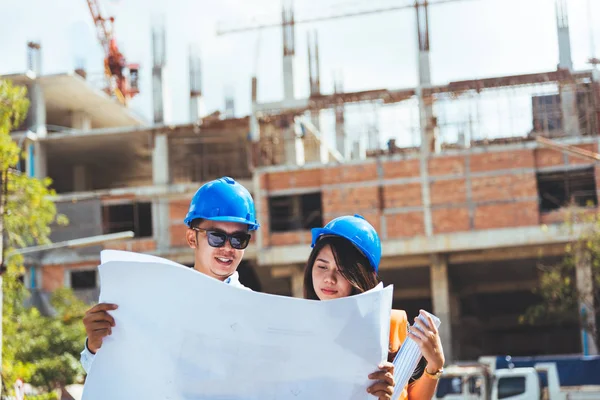 Närbild Asiatiska Man Civilingenjör Hålla Laptop Och Asiatisk Kvinna Arkitekt — Stockfoto