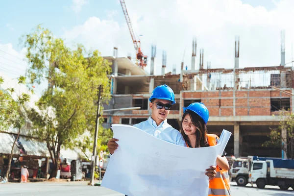 Närbild Asiatiska Man Civilingenjör Hålla Laptop Och Asiatisk Kvinna Arkitekt — Stockfoto