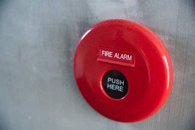 yuvarlak kırmızı yangın alarm alarmı gri duvar arka plan üzerinde görmek