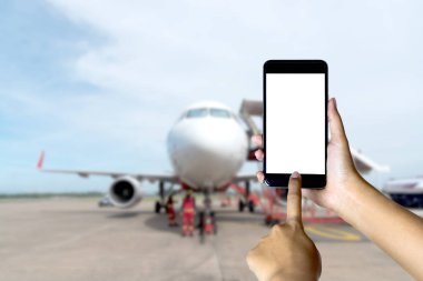 Boş ekran smartphone bulanık uçak arka plan ile tutan el.