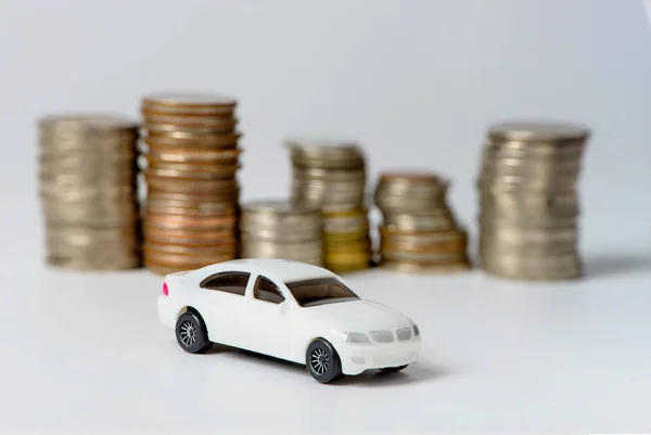 Carro Branco Com Moedas Empilhadas Fundo Branco Foco Seletivo Conceito — Fotografia de Stock