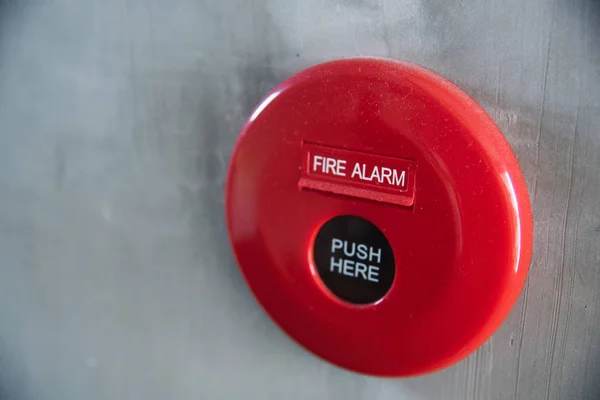 yuvarlak kırmızı yangın alarm alarmı gri duvar arka plan üzerinde görmek