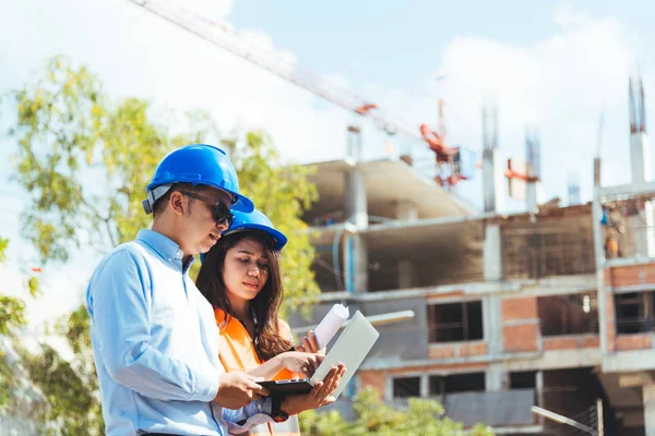 Aziatisch Mens Burgerlijk Ingenieur Holding Laptop Aziatische Vrouw Architect Tekening — Stockfoto