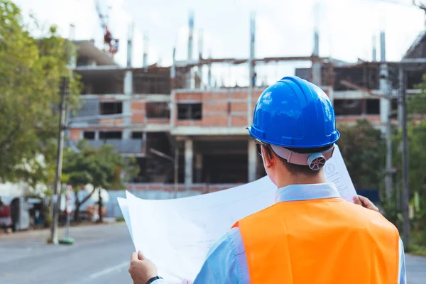 Asiático Homem Civil Engenheiro Vestindo Capacete Segurança Azul Verificando Progresso — Fotografia de Stock