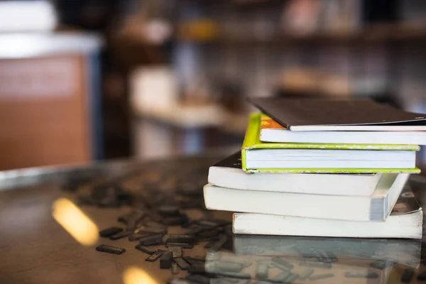 Libros Apilados Mesa Biblioteca Vista Primer Plano — Foto de Stock