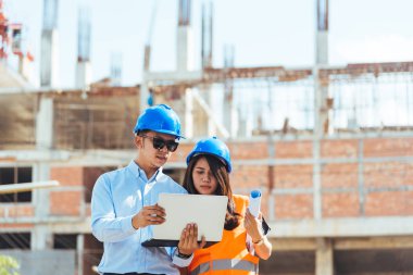 İnşaat alanında çalışan erkek ve kadın mühendis mimar