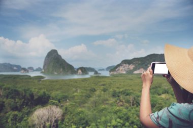 Doğal peyzaj hasır şapka alarak fotoğraftaki kadın turist