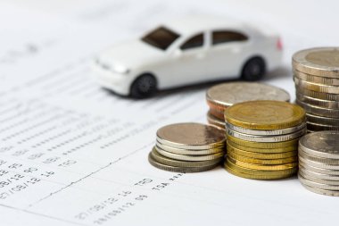 Beyaz oyuncak araba ve para hesabına kitap 