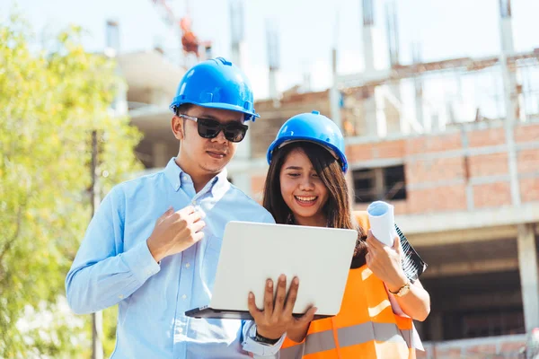 Ingeniero Varón Arquitecta Que Trabaja Obra — Foto de Stock