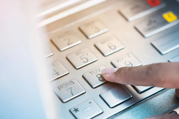 De cerca la mano introducir la contraseña en el cajero automático . —  Fotos de Stock