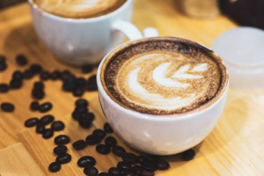 Seçici odak içinde sıcak kahve latte.