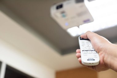 El beyaz holding projektör seçici odak uzak.